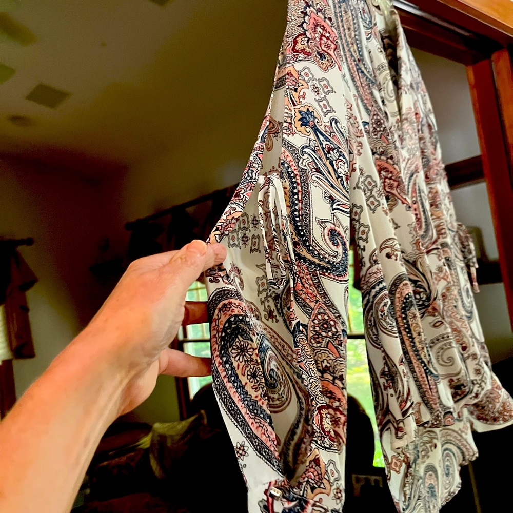 White House Black Market Tailored Paisley blouse with open slits to both arms.